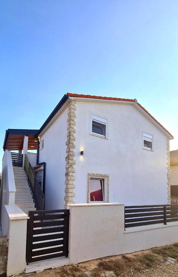Family Oasis Apartment Zukve Vrsi Exterior photo